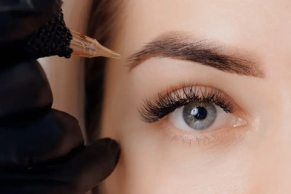 Zdjęcie Czy po makijażu permanentnym trzeba regulować brwi, aby uniknąć problemów?