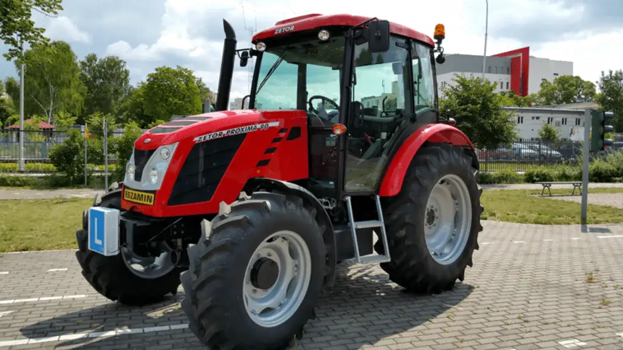 Zdjęcie Ile naprawdę kosztuje prawo jazdy na ciągnik? Sprawdź pełne koszty i oszczędności