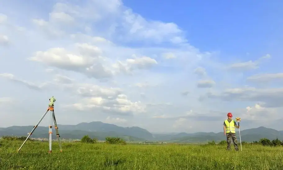 Zdjęcie Jak geodeta mierzy działkę? Odkryj tajniki precyzyjnych pomiarów