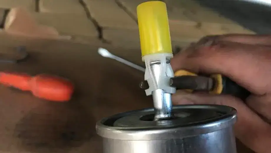 Zdjęcie Gdzie znajduje się filtr paliwa w Toyota Auris 1.6? Oto odpowiedź