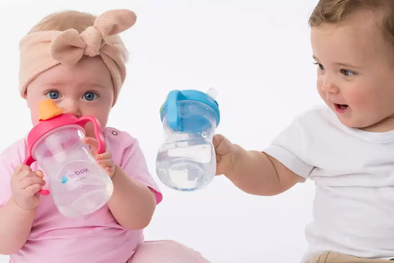 Zdjęcie Jaki kubek dla 6 miesięcznego dziecka wybrać? Cechy i porady, które pomogą