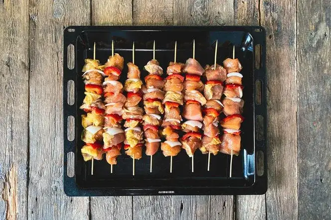 Zdjęcie Ile piec szaszłyki drobiowe w piekarniku, aby były soczyste?