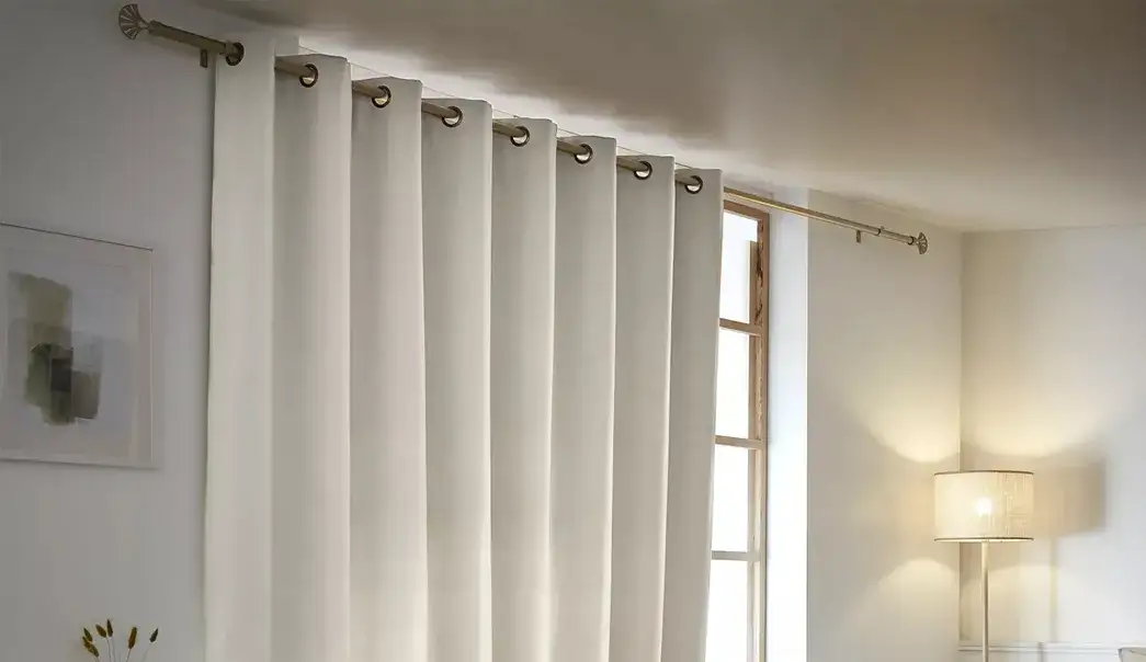 Zdjęcie Karnisz mocowany do sufitu - czy warto wybrać ten sposób montażu?