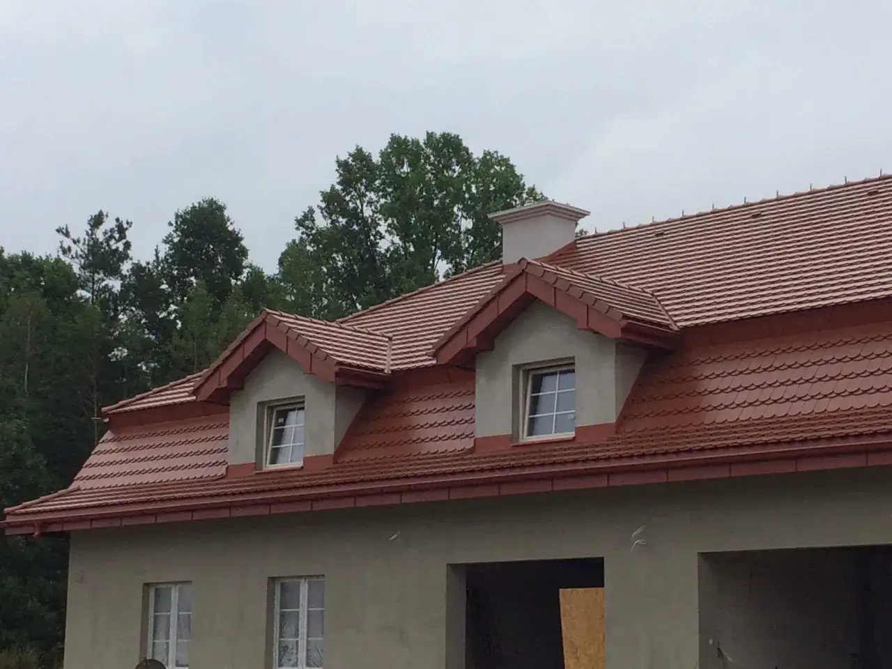 Zdjęcie Ile biora dekarze za dach? Poznaj ceny i uniknij wysokich kosztów