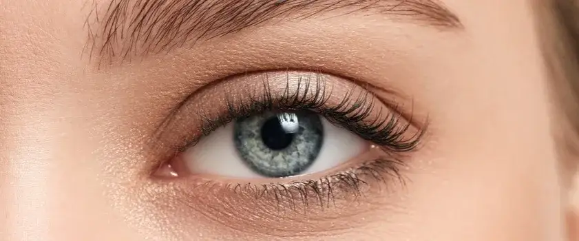 Zdjęcie Dlaczego wypadają rzęsy? Odkryj przyczyny i sposoby na ich wzmocnienie