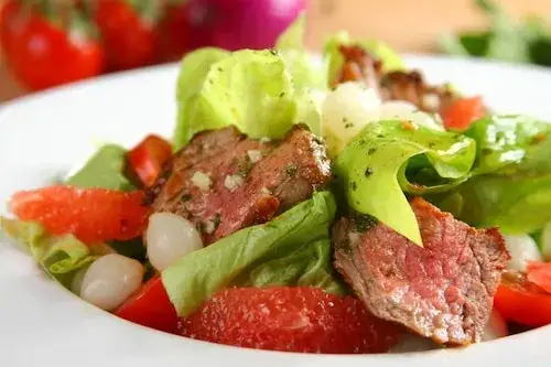 Zdjęcie Jakie surówki do wołowiny podkreślają smak mięsa i orzeźwiają?