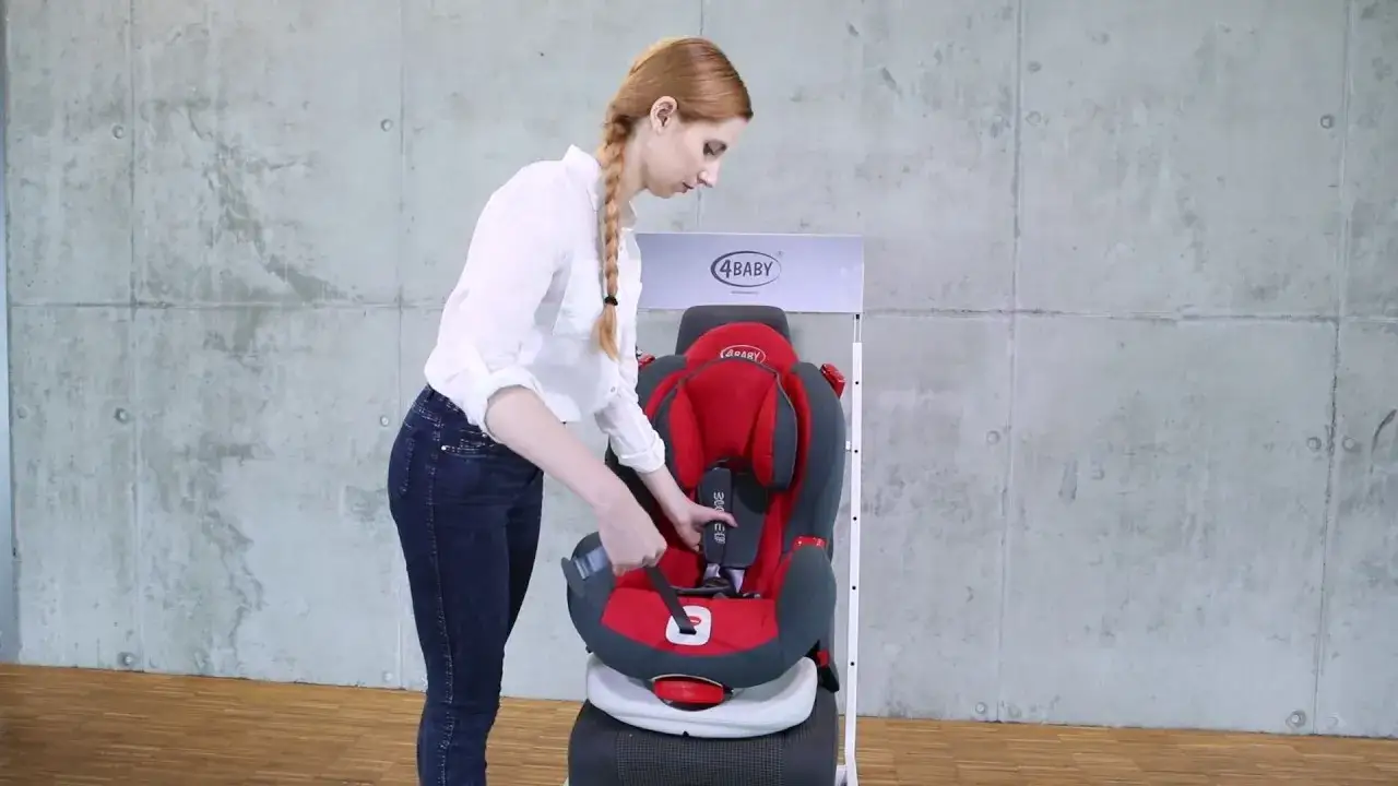 Zdjęcie Jak złożyć fotelik samochodowy po praniu, aby uniknąć błędów