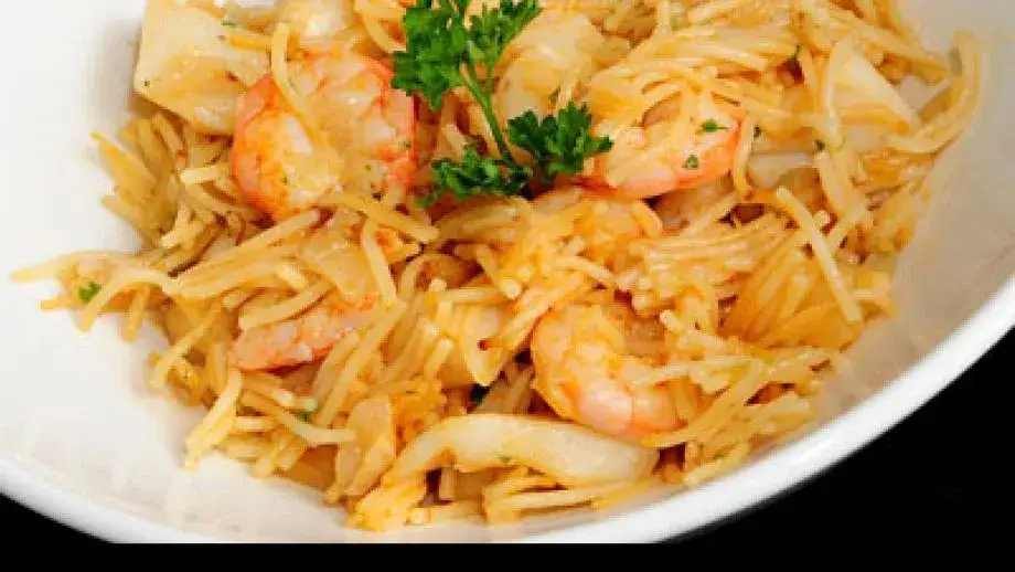 Zdjęcie Fideuá fácil con gambas y sepia: receta sencilla para disfrutar sin complicaciones