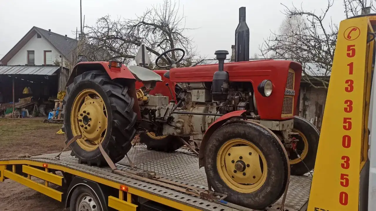 Zdjęcie Ile waży ciągnik C 330? Odkryj różnice w masie i wyposażeniu