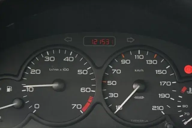 Zdjęcie Co oznaczają kontrolki Peugeot 206? Poznajmy 7 najgroźniejszych