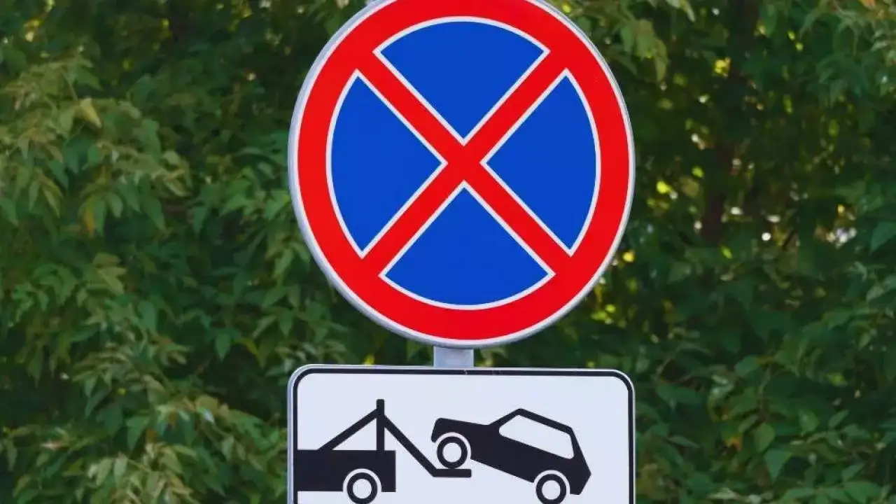 Zdjęcie Czy widoczny znak zakazu dotyczy tylko chodnika? Odkryj zasady!