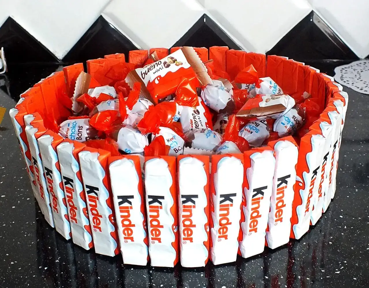 Zdjęcie Jak zrobić torcik z czekoladek Kinder, który zachwyci każdego smakosza