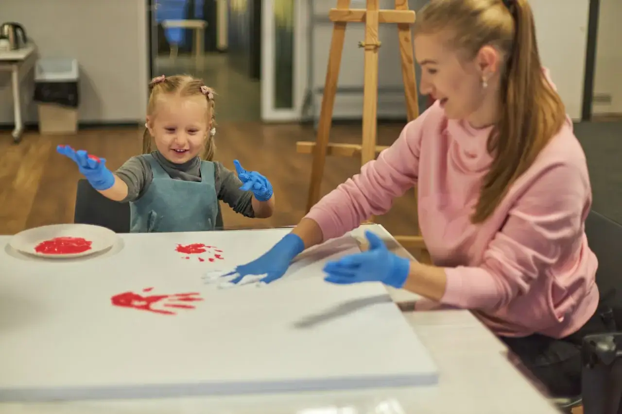 Zdjęcie Warsztaty plastyczne dla dzieci i rodziców – kreatywna integracja rodzinna i korzyści