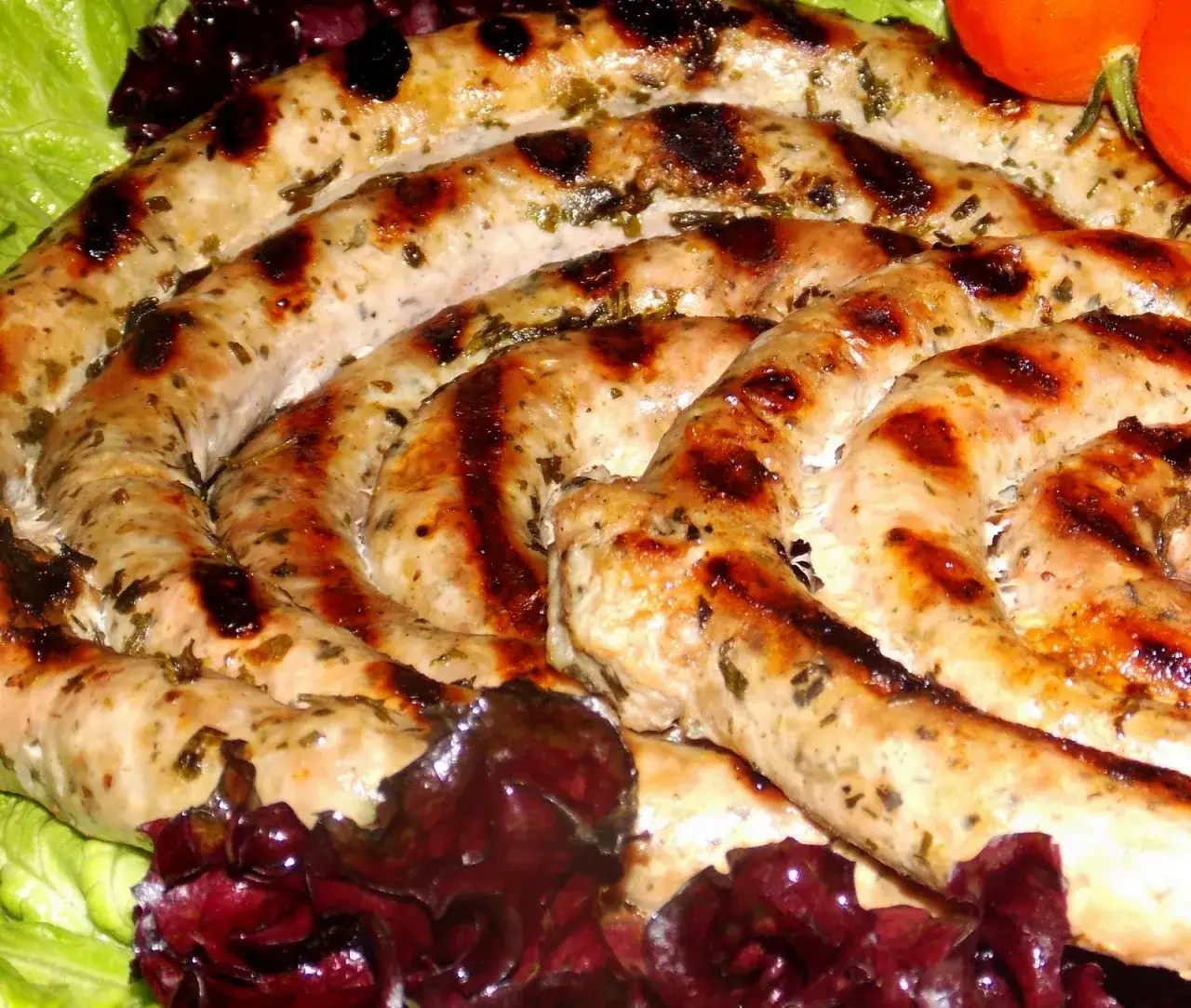 Zdjęcie Idealna kiełbasa z patelni jak z grilla. Proste triki na chrupiący i soczysty smak