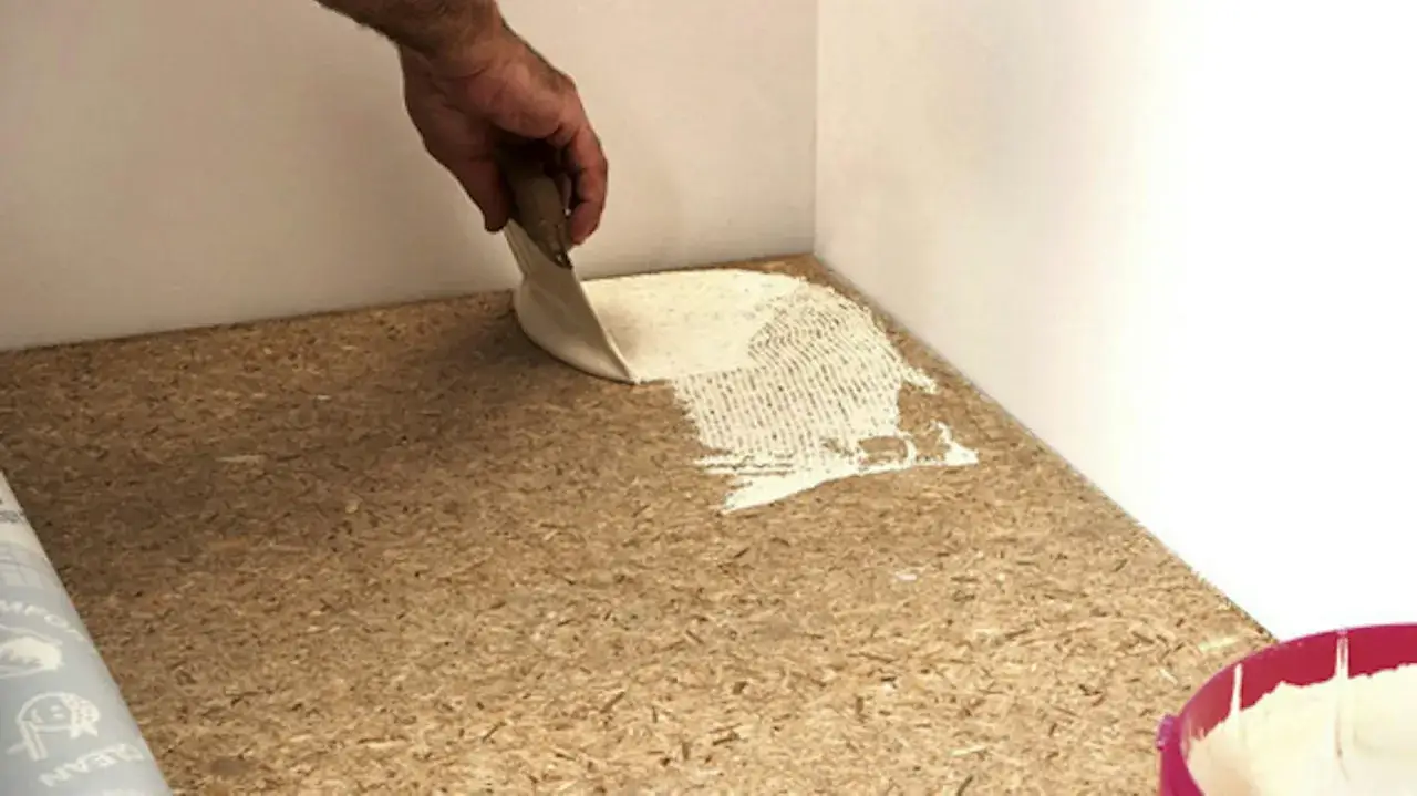 Zdjęcie Jak prawidłowo przykleić wykładzinę PCV do płyty OSB: skuteczne porady