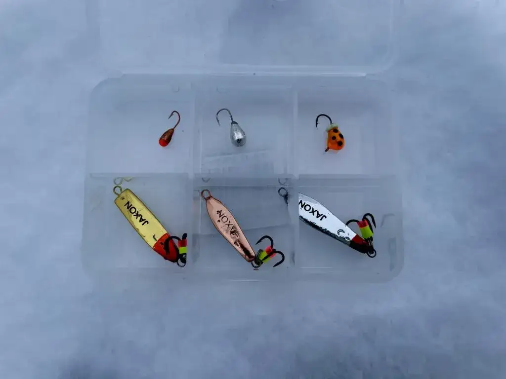 Zdjęcie Najlepsze przynęty podlodowe: Jak skutecznie łowić ryby zimą
