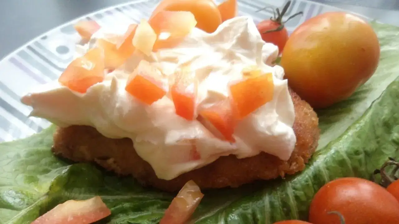 Zdjęcie Pyszny sznycel drobiowy z jajkiem - szybki przepis na obiad