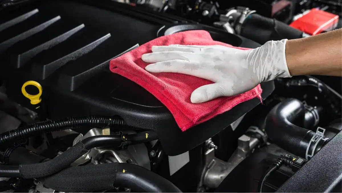 Zdjęcie Jak umyć silnik w samochodzie – uniknij kosztownych błędów