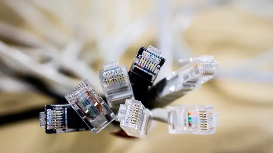 Zdjęcie Jak podłączyć kabel ethernet do komputera - proste kroki i porady