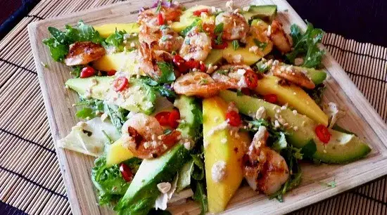 Zdjęcie Jak przygotować tę sałatkę z mango i krewetkami, która olśniewa?