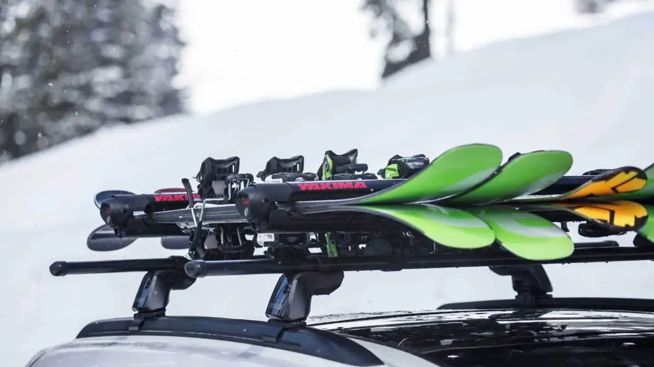 Zdjęcie Najlepsze uchwyty na narty na dach - bezpieczny transport sprzętu