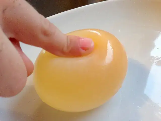 Zdjęcie Gumowe jajko i inne eksperymenty z jajkiem dla dzieci