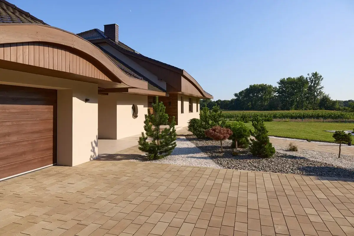 Zdjęcie Jak dobrać kostkę brukową do elewacji, aby uniknąć błędów estetycznych