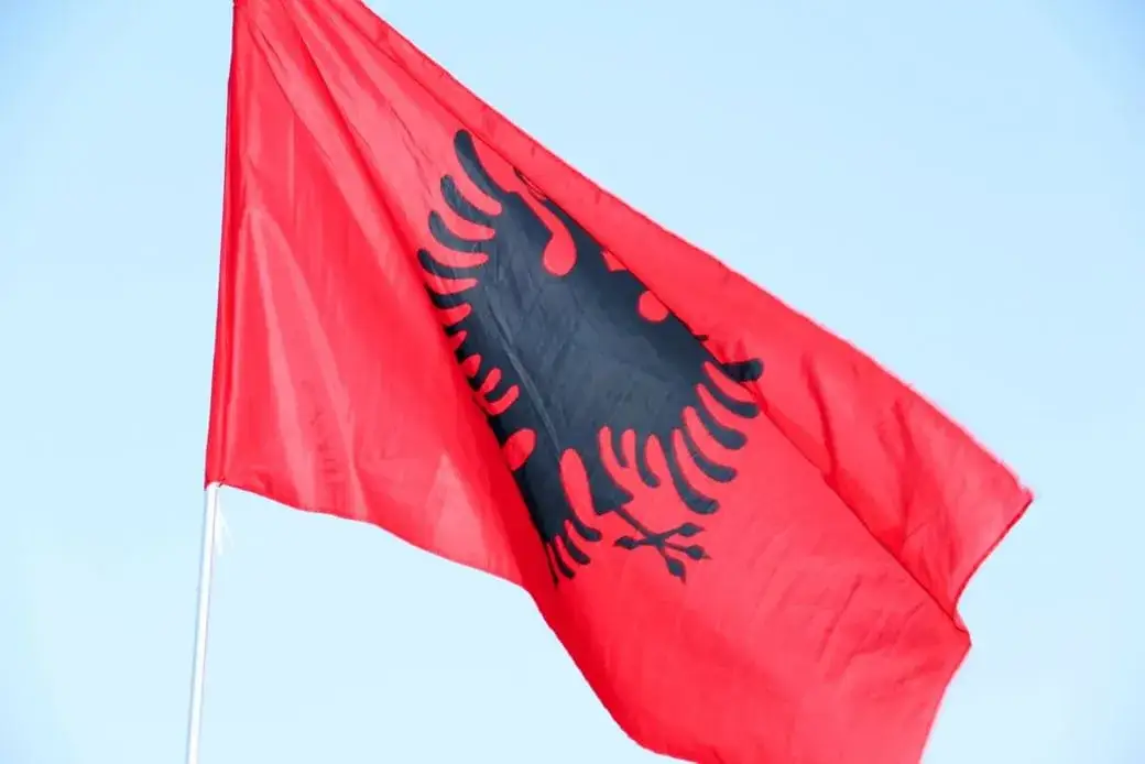 Zdjęcie Ile trwa lot do Albanii? Sprawdź, co wpływa na czas podróży
