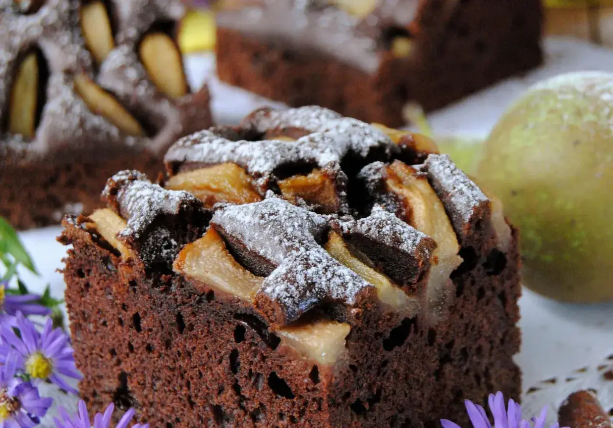 Zdjęcie Super szybkie ciasto czekoladowe z gruszkami – prosty przepis w 30 minut