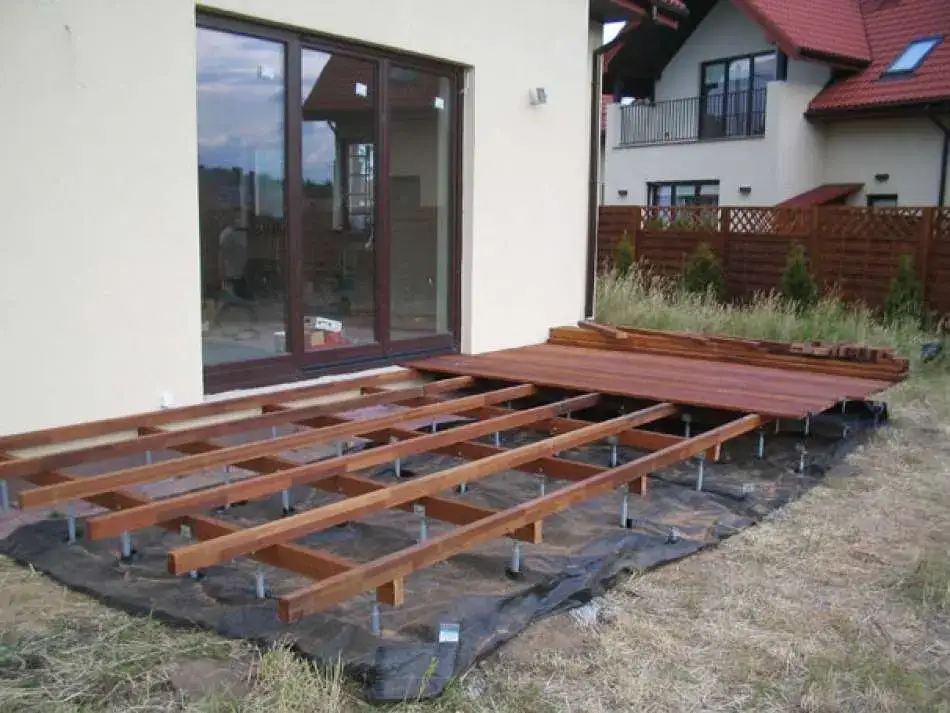 Zdjęcie Jak wykonać taras na gruncie – praktyczne wskazówki krok po kroku