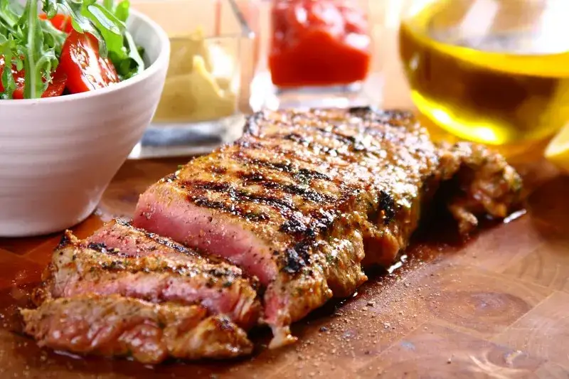 Zdjęcie Jak przygotować idealny stek wołowy z grilla, który zachwyci smakiem