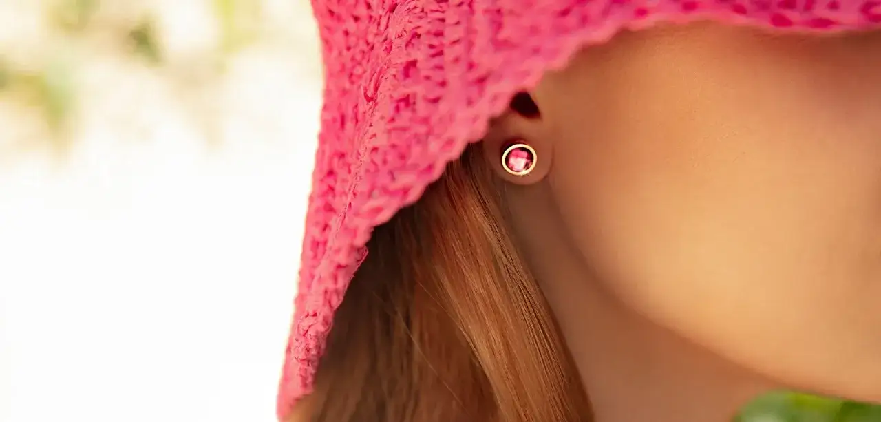 Zdjęcie Kiedy zmienić kolczyki po przebiciu uszu, aby uniknąć infekcji?