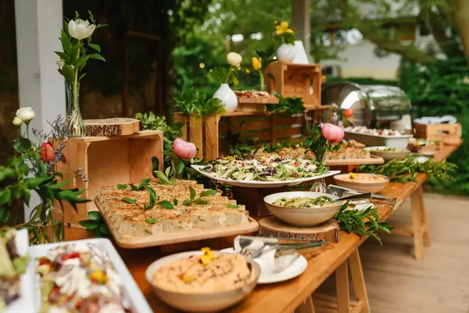 Zdjęcie Ile kosztuje catering na imprezę? Poznaj ceny i oszczędzaj na przyjęciu