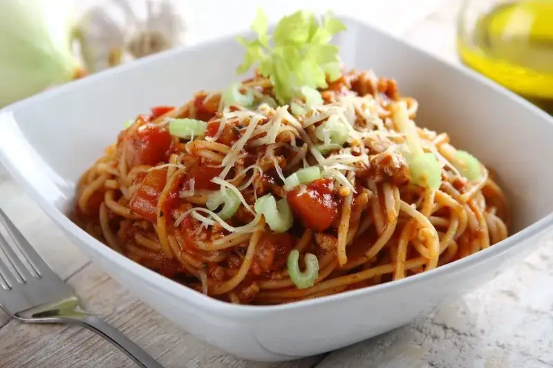 Zdjęcie Szybkie spaghetti bolognese z pomidorami z puszki – łatwy przepis na obiad