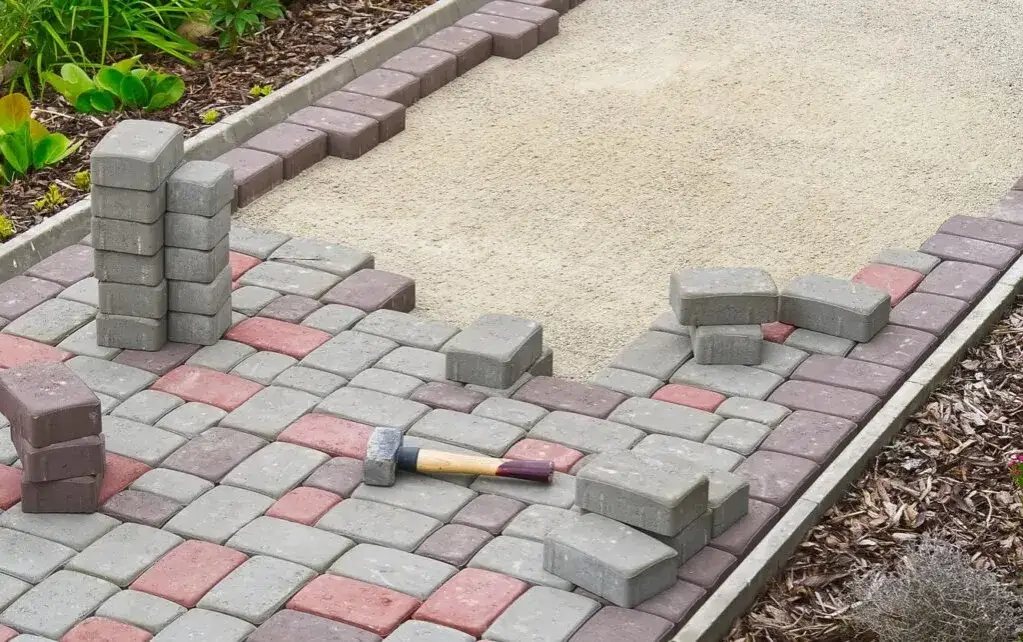 Zdjęcie Jaki cement do kostki brukowej zapewni trwałość i stabilność nawierzchni?