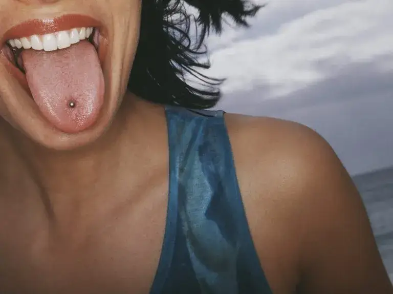 Zdjęcie Jak zrobić samemu kolczyk w wędzidełku i uniknąć niebezpieczeństw