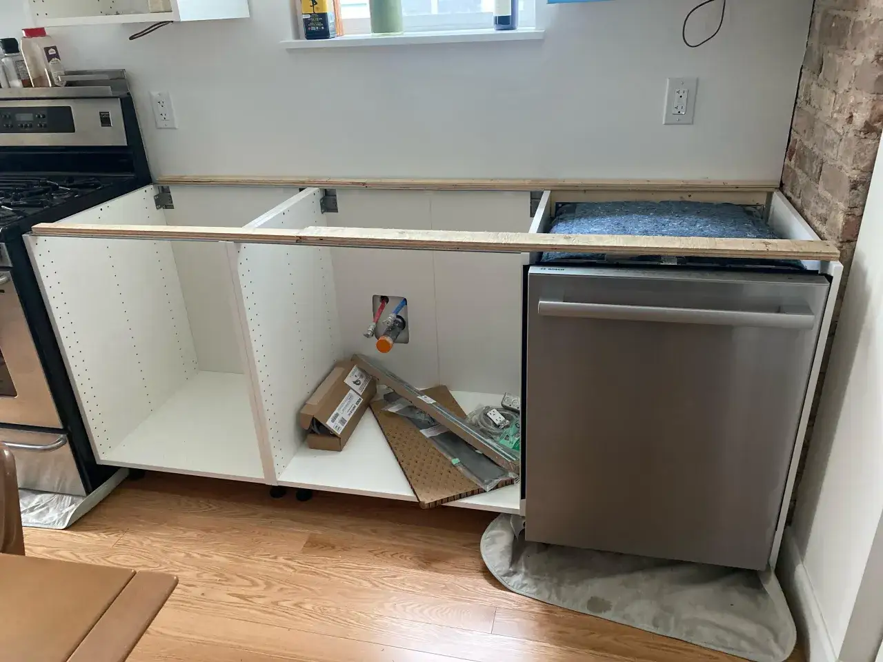 Zdjęcie Jak przykleić obrzeże do blatu IKEA - proste kroki, uniknij błędów