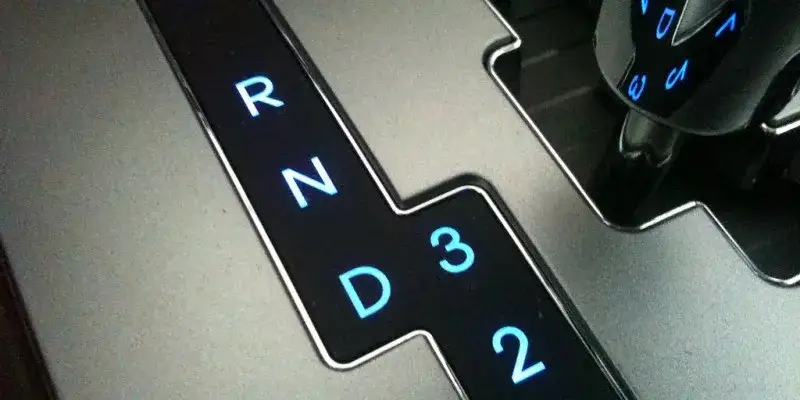 Zdjęcie Jak jeździć z automatyczną skrzynią biegów i unikać najczęstszych błędów