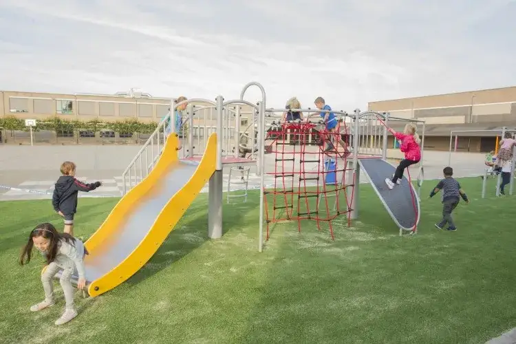 Zdjęcie Jakie zabawki na plac zabaw wybrać, by zapewnić bezpieczeństwo i radość?