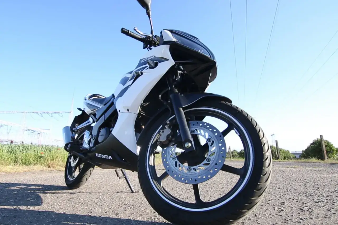 Zdjęcie Honda CBR 125 ile koni - zaskakujące osiągi i moc silnika