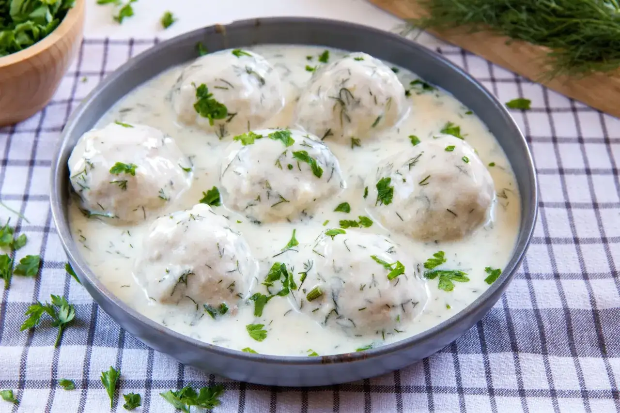 Zdjęcie Z czym podawać pulpety w sosie koperkowym, by zaskoczyć gości?