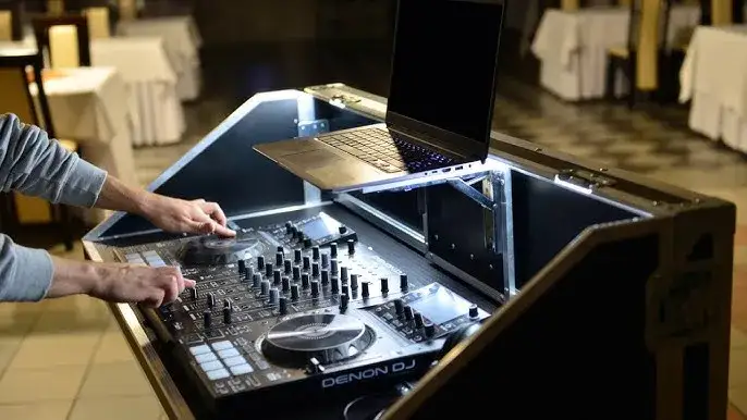 Zdjęcie Stanowisko DJ-a: Kluczowe elementy setupu i sprzętu, kt&oacute;re musisz znać