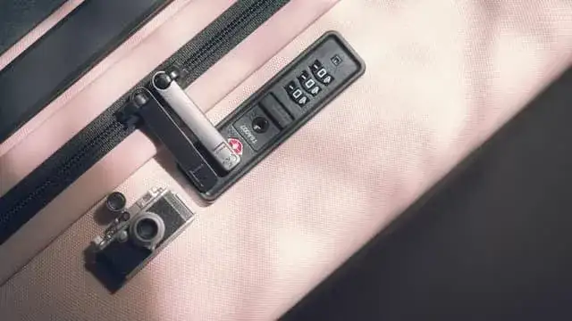 Zdjęcie Jak otworzyć walizkę na szyfr bez kodu i uniknąć uszkodzeń