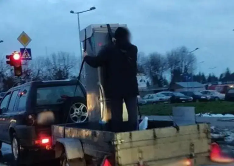 Zdjęcie Jak przewieźć lodówkę na przyczepie bez ryzyka uszkodzeń i stresu