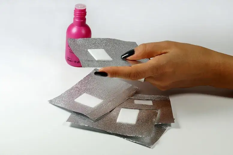 Zdjęcie Jak długo trzymać aceton na hybrydzie, aby nie uszkodzić paznokci?