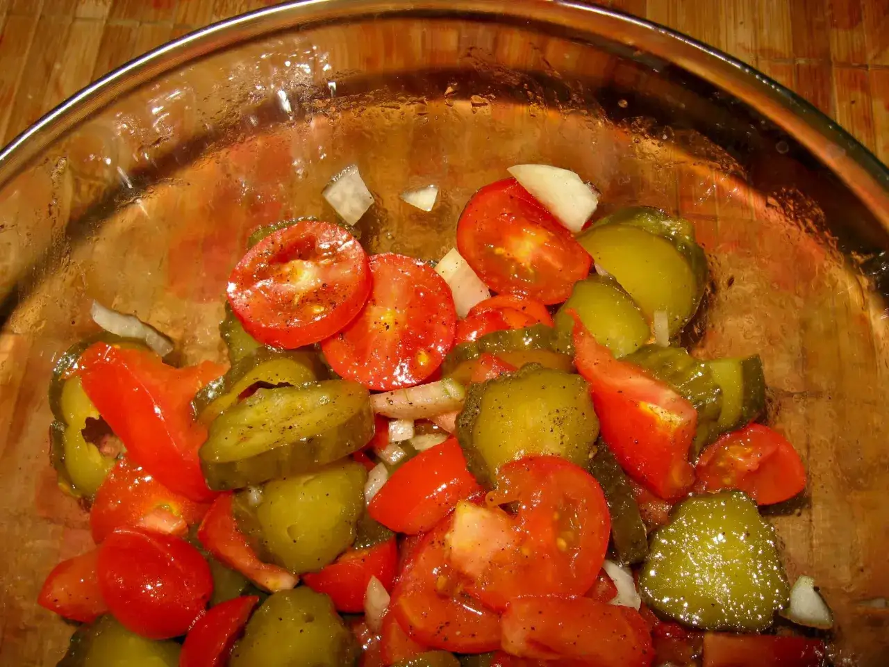 Zdjęcie Jak zrobić surówkę z kiszonych ogórków w 10 minut – prosta i zdrowa sałatka