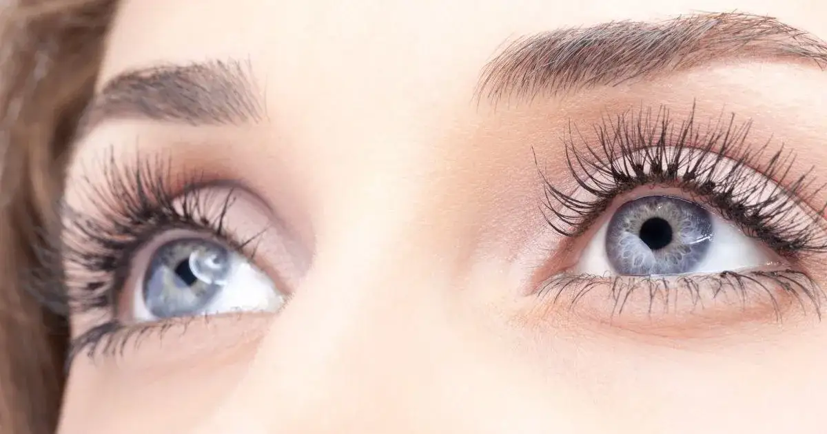 Zdjęcie Czym myć doczepiane rzęsy, aby ich nie uszkodzić i zachować piękno