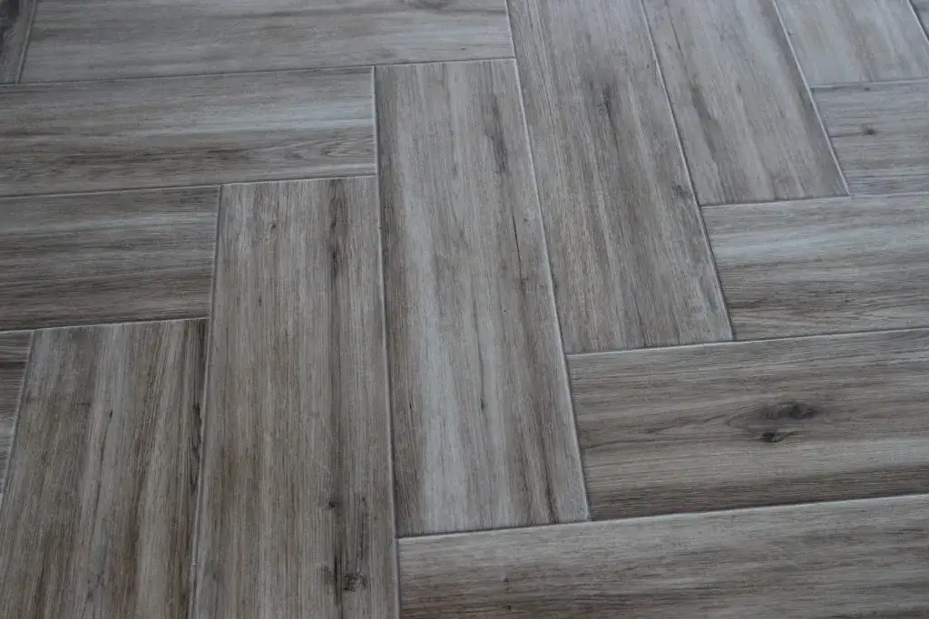 Zdjęcie Jaką szerokość fugi do gresu 20x120 wybrać, aby uniknąć problemów?