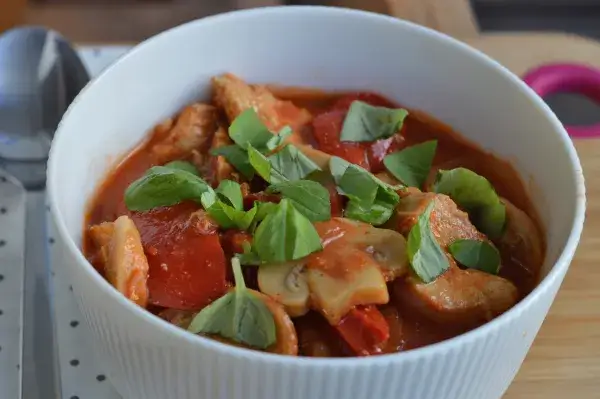 Zdjęcie Pyszny strogonow drobiowy - łatwy przepis na aromatyczne danie