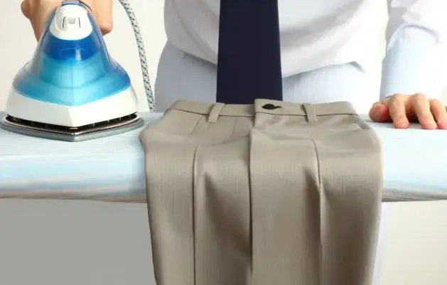 Zdjęcie Jak prasować spodnie, aby uniknąć zagnieceń i uzyskać perfekcyjny kant